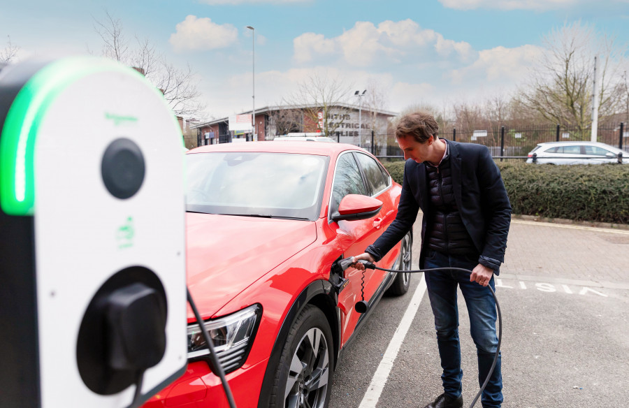 Schneider Electric crea el programa Especialista EVlink para in