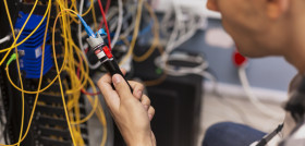 Hombre ingeniero probando fibra optica